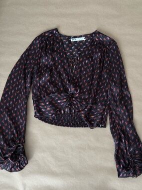 Zara Black Long-Sleeve Twist-Front Crop Top with Red Print